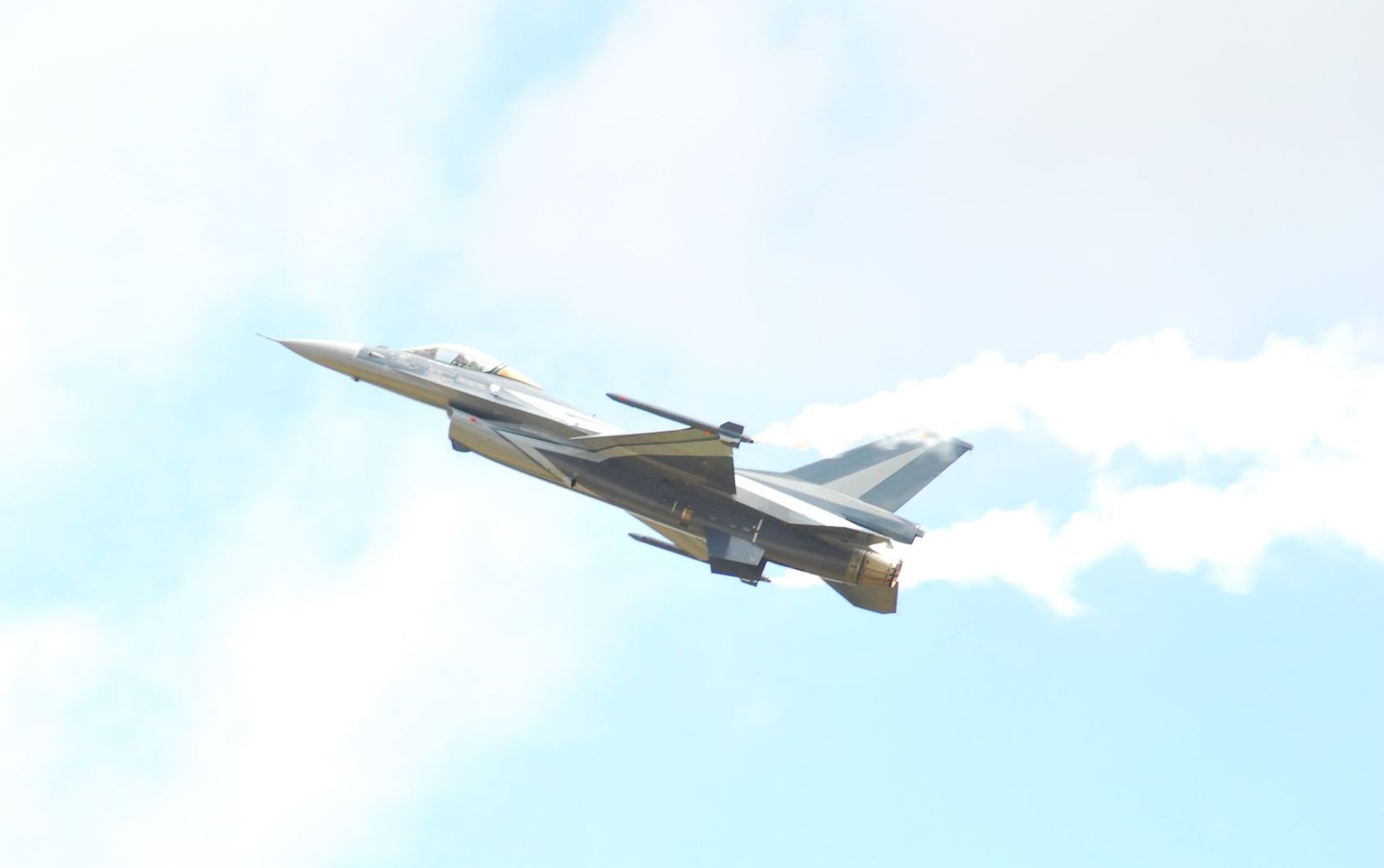 Přepálená F-16 v JPG